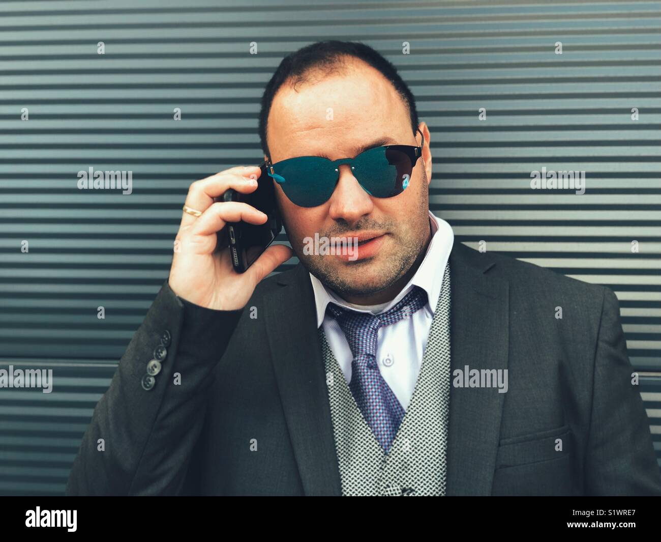 Business man talking on cell phone - Image de stock capturée avec un smartphone