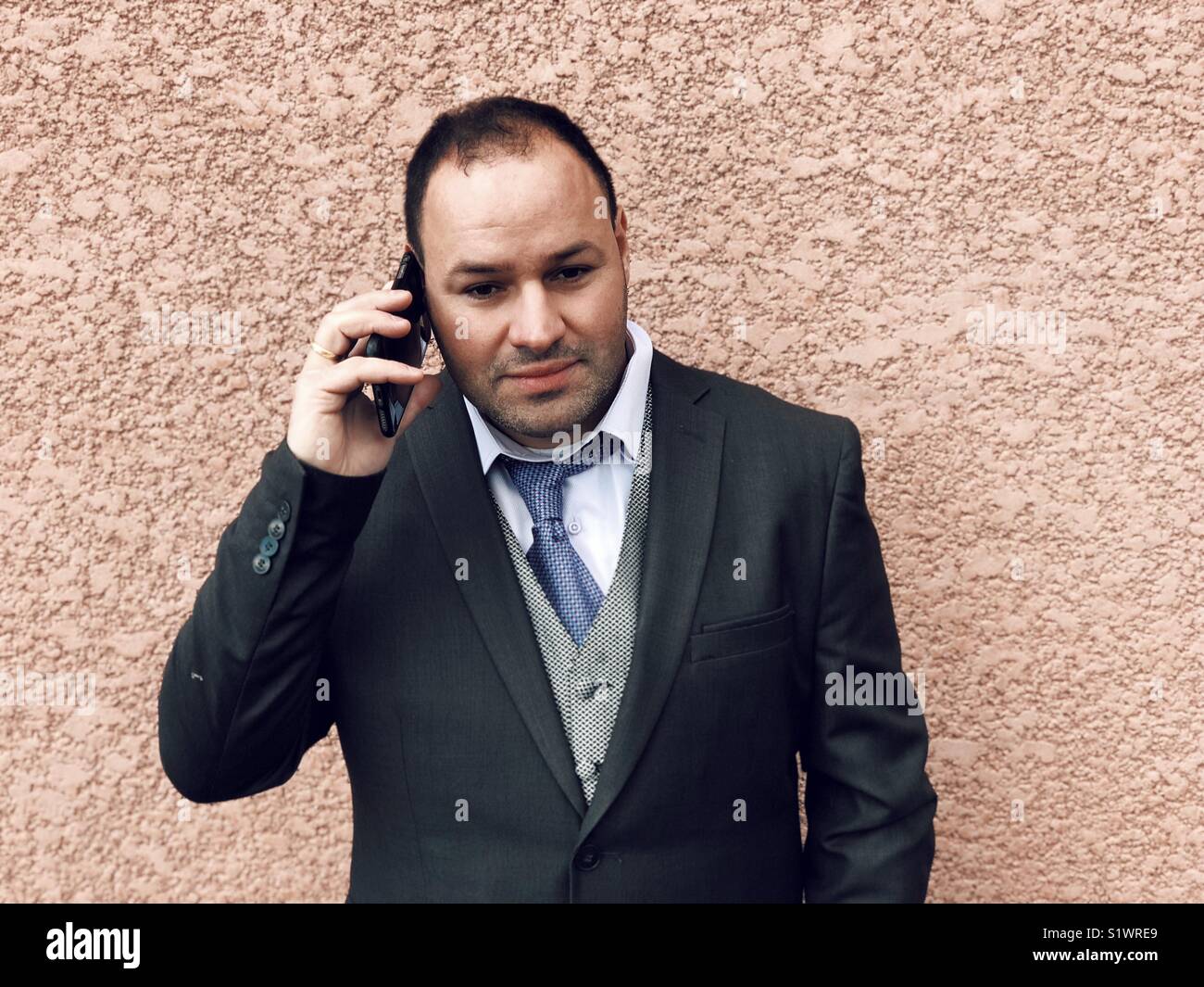 Business man talking on a cell phone - Image de stock capturée avec un smartphone