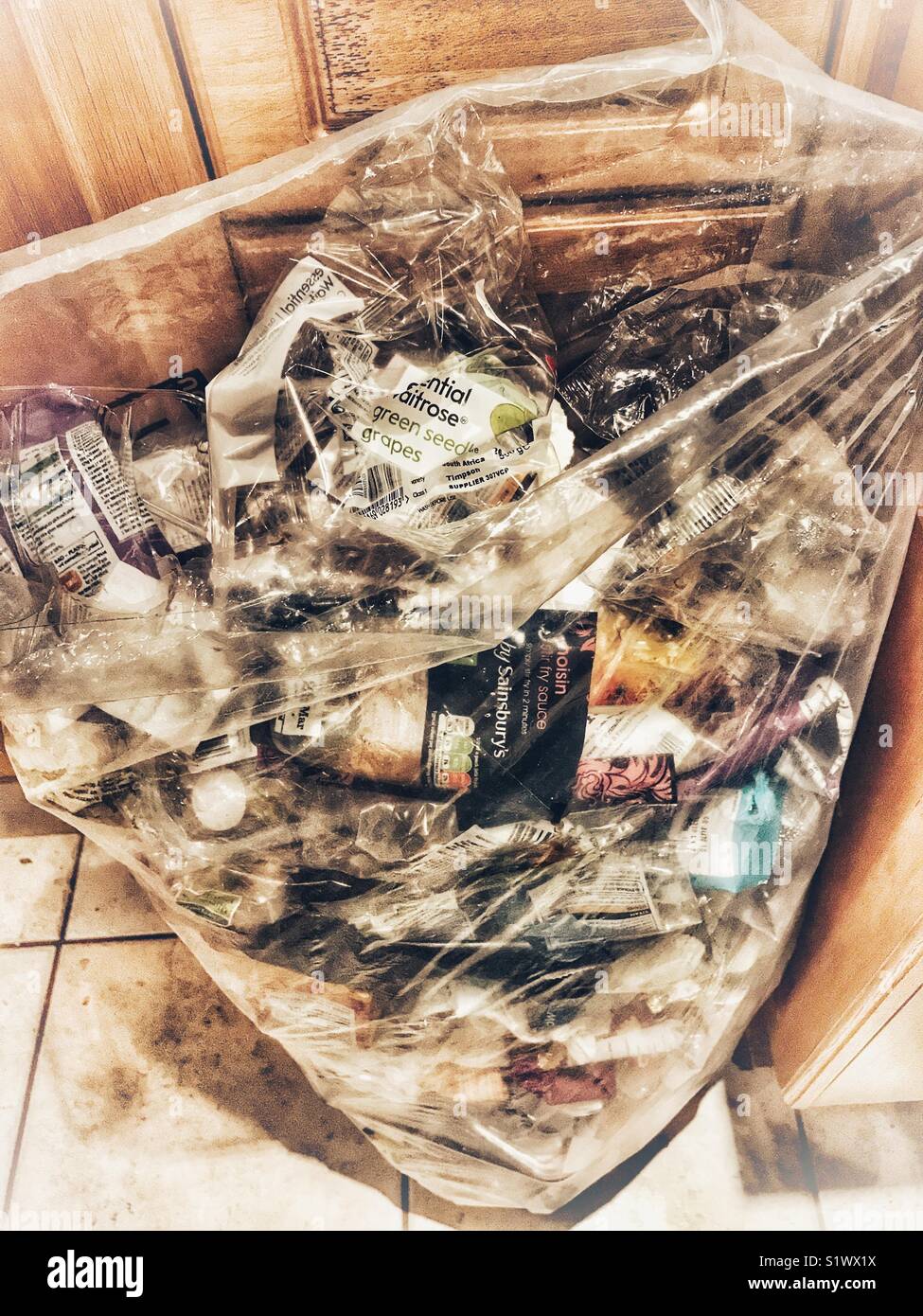 Les questions d'environnement. Les ordures ménagères non recyclables, y compris les emballages alimentaires en plastique à base de fruits et légumes achetés dans les supermarchés. Banque D'Images