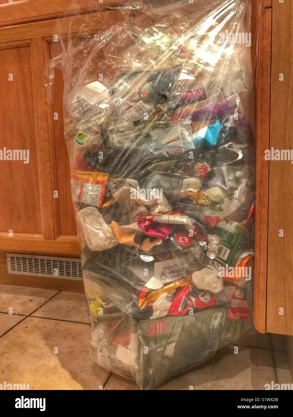 Les questions d'environnement. Les ordures ménagères non recyclables, y compris les emballages alimentaires en plastique à base de fruits et légumes achetés dans les supermarchés. Banque D'Images
