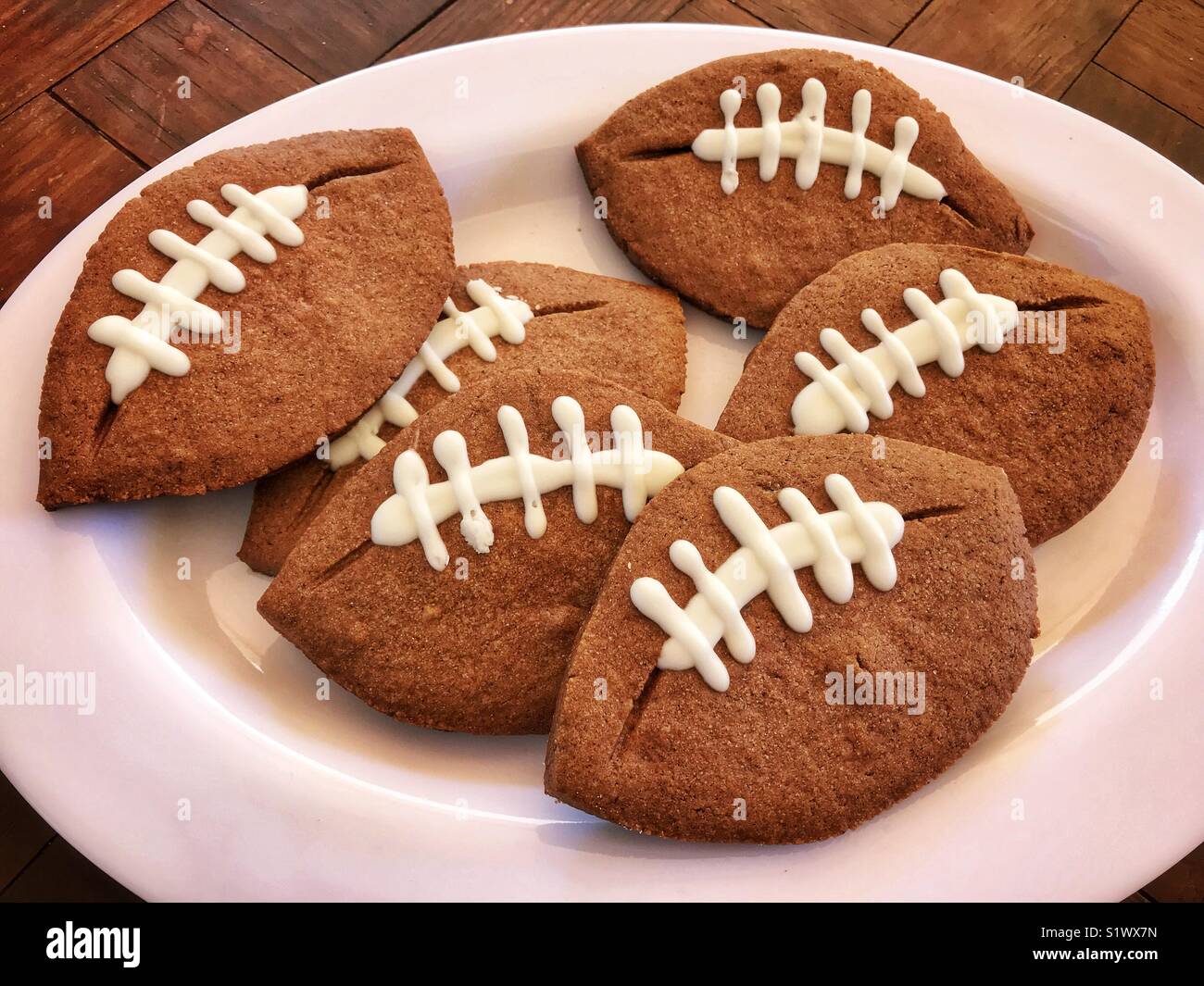 Des biscuits au chocolat sont façonnées et décorées comme des ballons de football. Banque D'Images