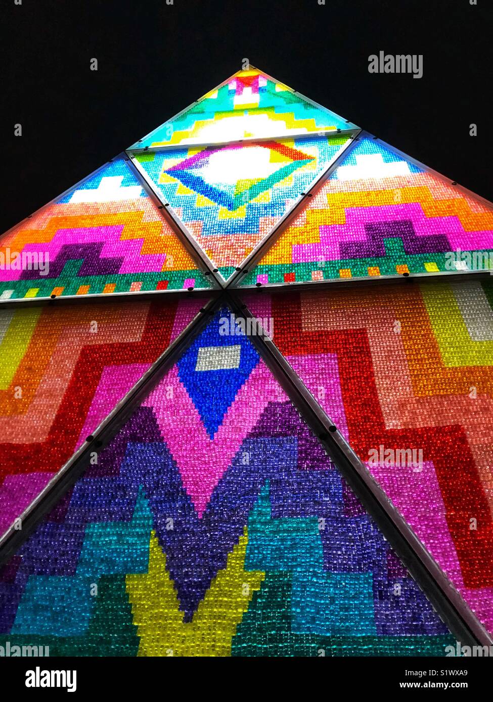 Gummy Bear coloré lumineux pyramide au Toronto's Light Festival. - Image de stock capturée avec un smartphone