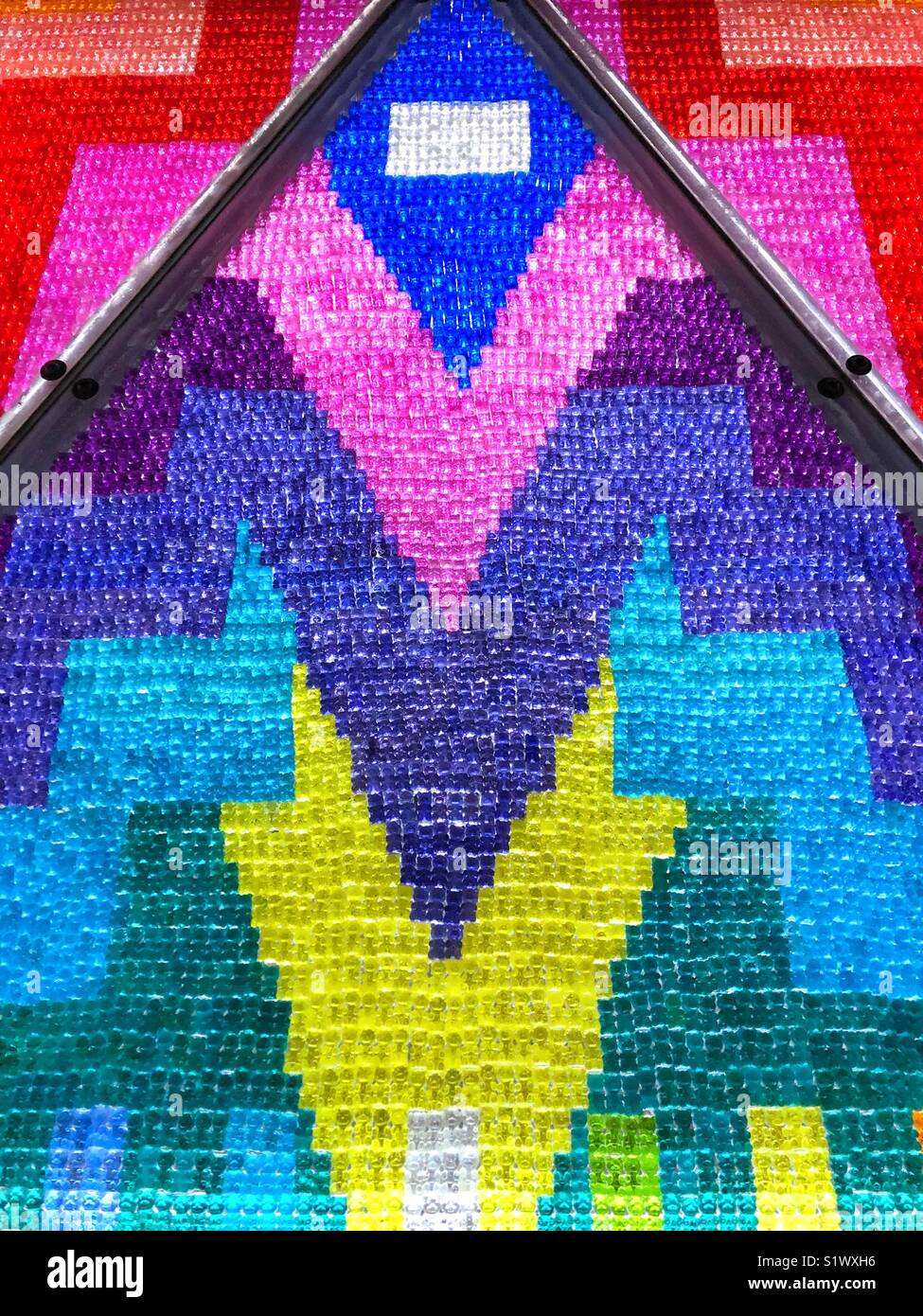 Ours gommeux Pyramide, une sculpture lumineuse de couleur affichées à Toronto's Light Festival. - Image de stock capturée avec un smartphone