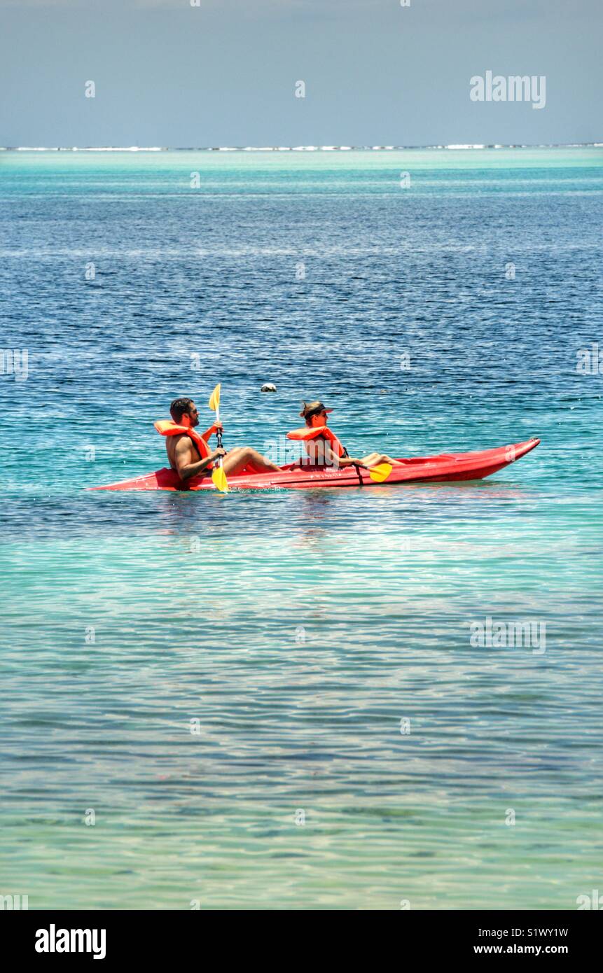 Couple dans un kayak autour de la lagune à Bora-Bora, Polynésie française, dans le Pacifique Sud, Banque D'Images