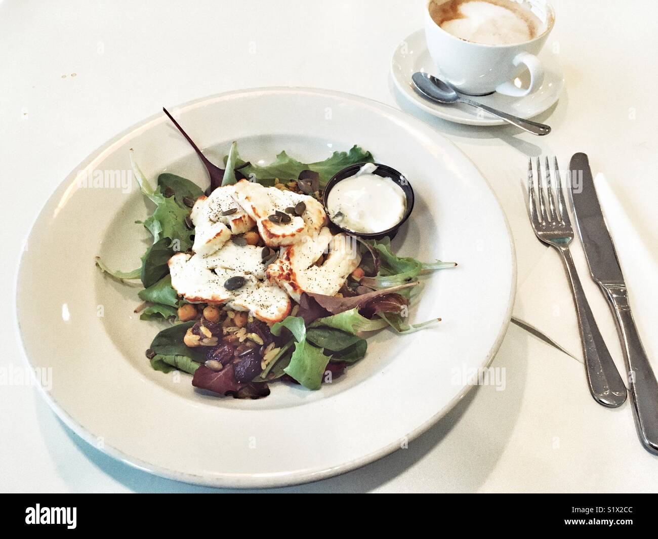 Waitrose cafe riz sauvage du Moyen-Orient vérifier les pois et halloumi grillé avec du cappuccino Banque D'Images
