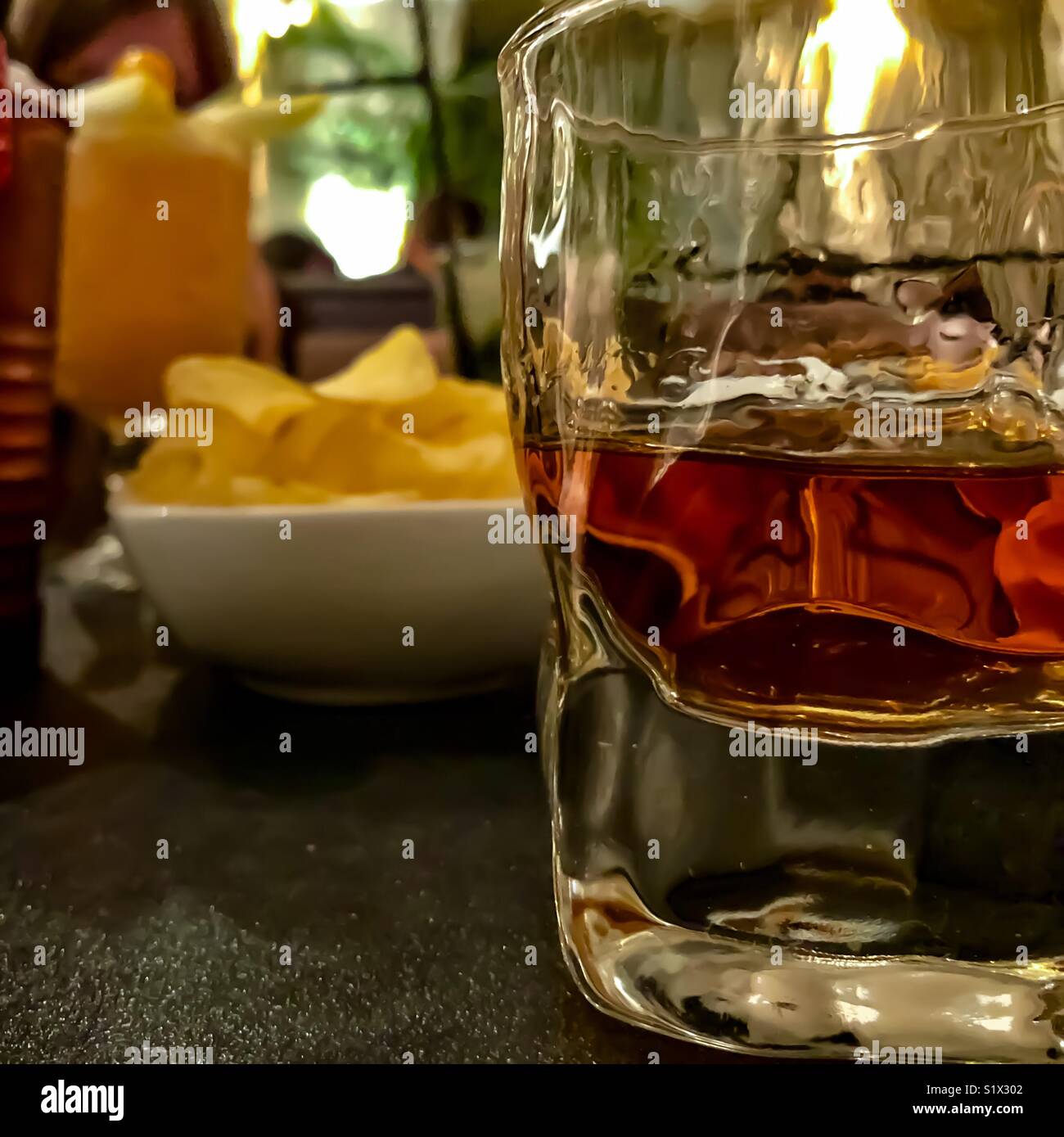 Verre de whisky dans un bar Photo Stock - Alamy