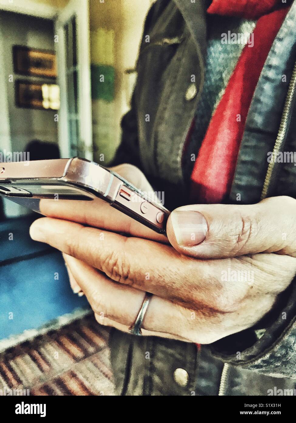 Woman using smartphone, à l'intérieur, close-up, side view - Image de stock capturée avec un smartphone