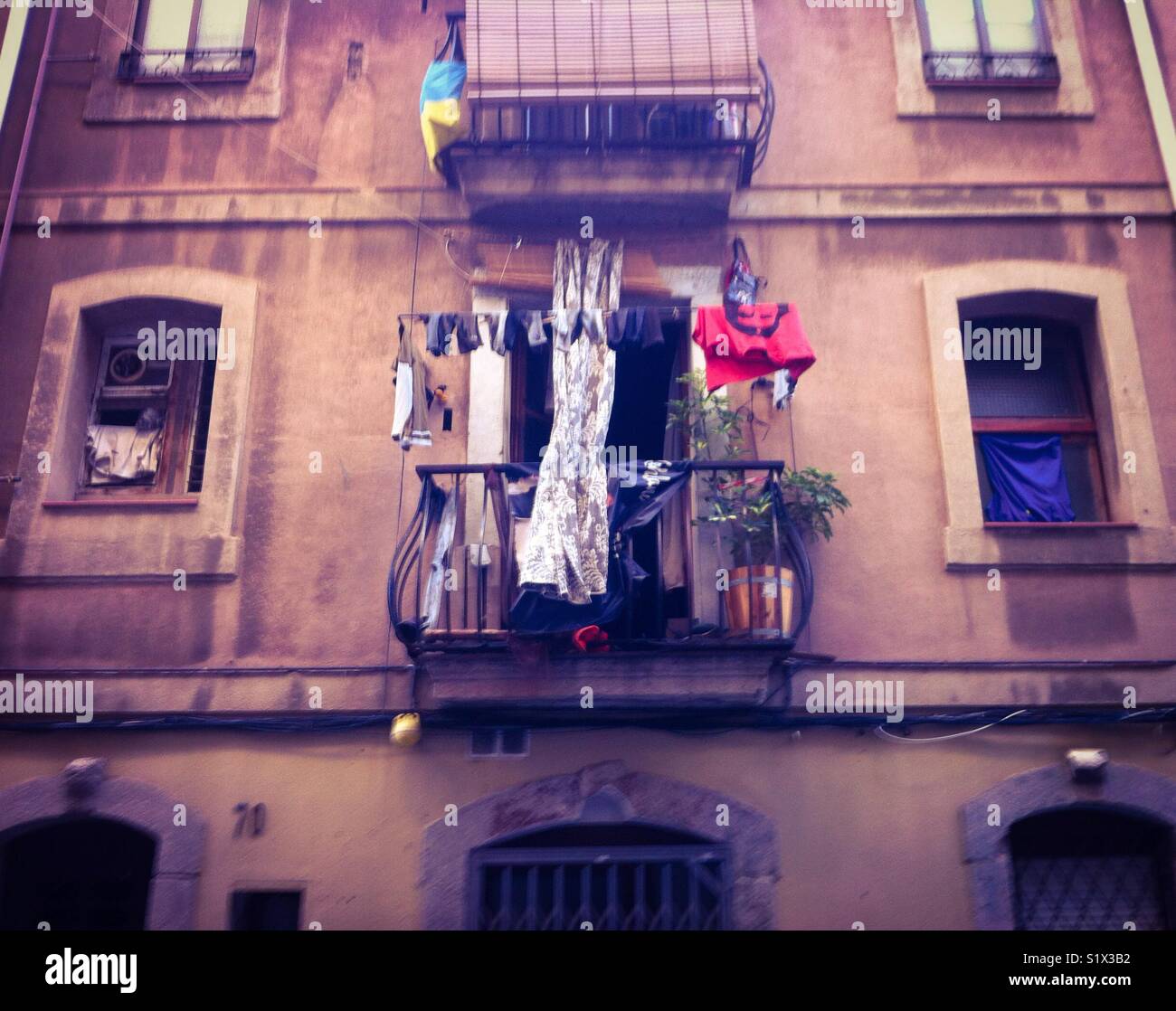 Balcon dans le quartier maritime de la Barceloneta, Barcelone, Catalogne, Espagne. Banque D'Images