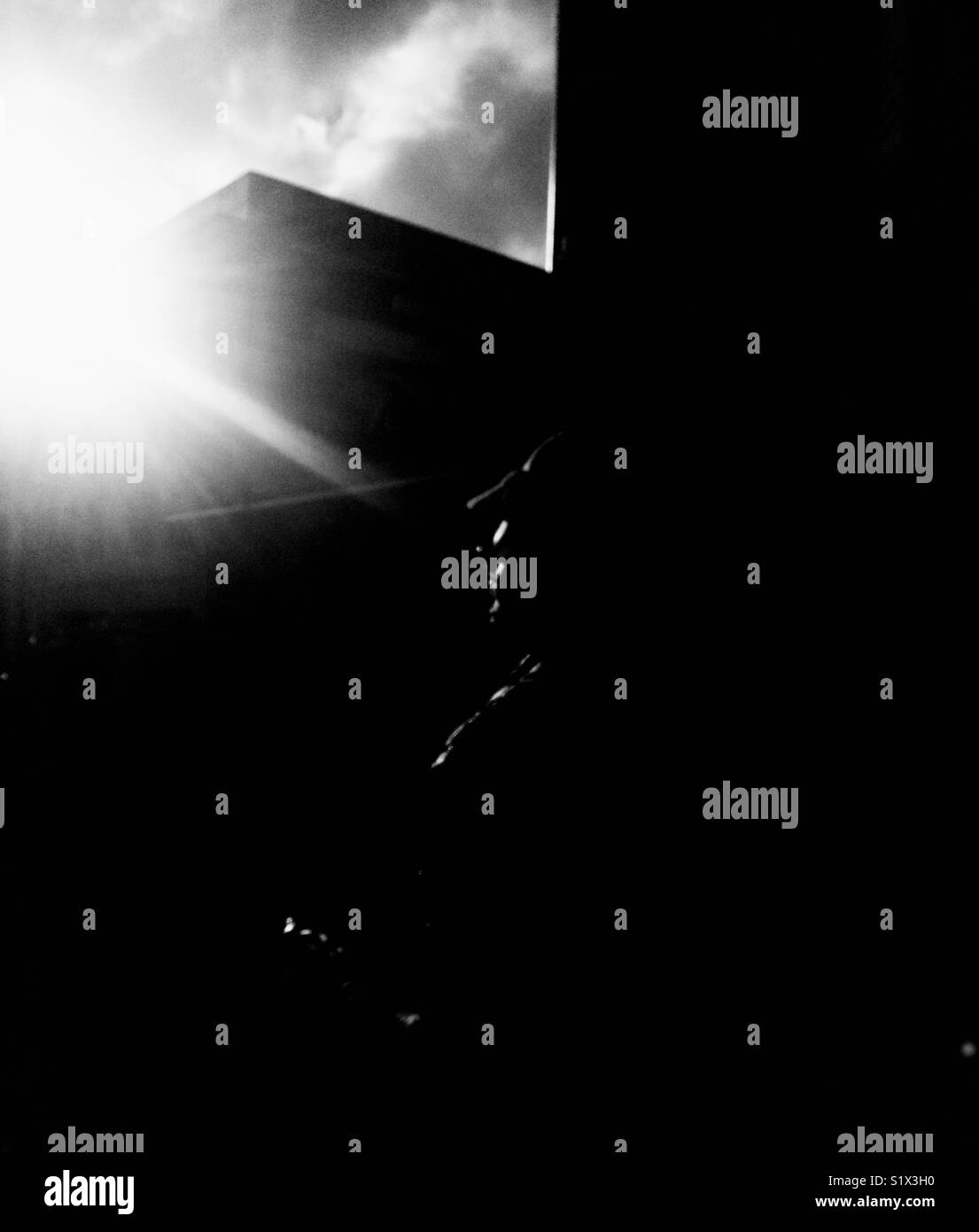 La silhouette rétro-éclairé image d'une femme à Londres UK Banque D'Images