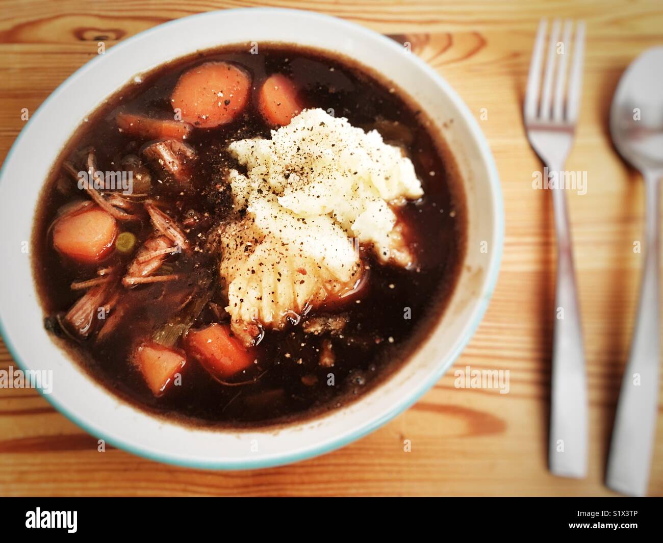 Ragoût de boeuf avec purée de pommes de terre - Image de stock capturée avec un smartphone