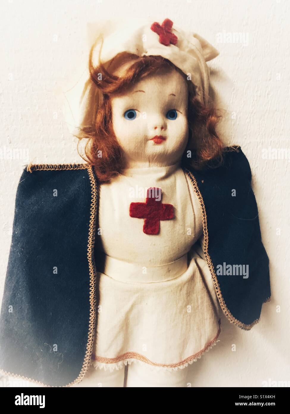Infirmière de la Croix-Rouge Antique Doll - Image de stock capturée avec un smartphone