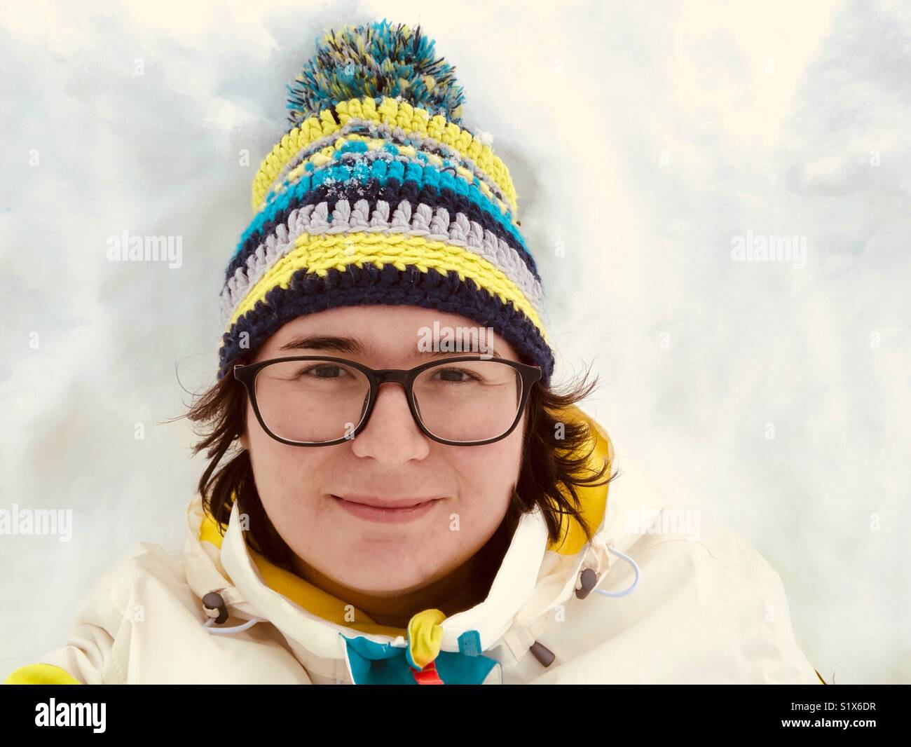 Portrait de jeune femme sur la neige Banque D'Images Portrait de jeune femme sur la neige Banque D'Images