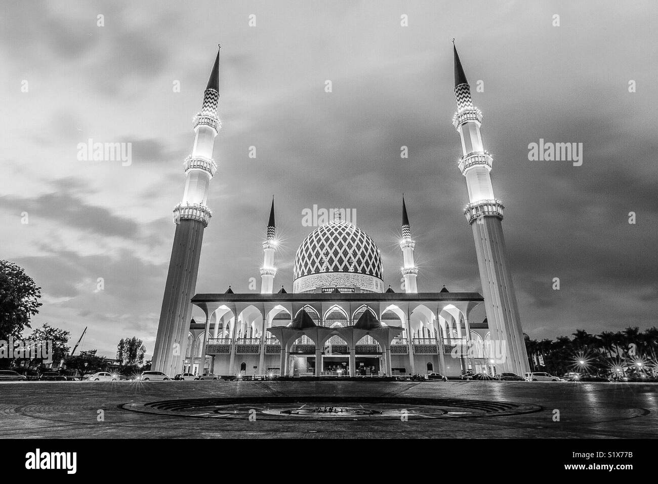 Décembre 2016- Malaisie:Gros plan du Sultan Abdul Aziz Shah Mosquée Sallehuddin pendant le coucher du soleil, Shah Alam, en Malaisie. La photographie en noir et blanc. Banque D'Images