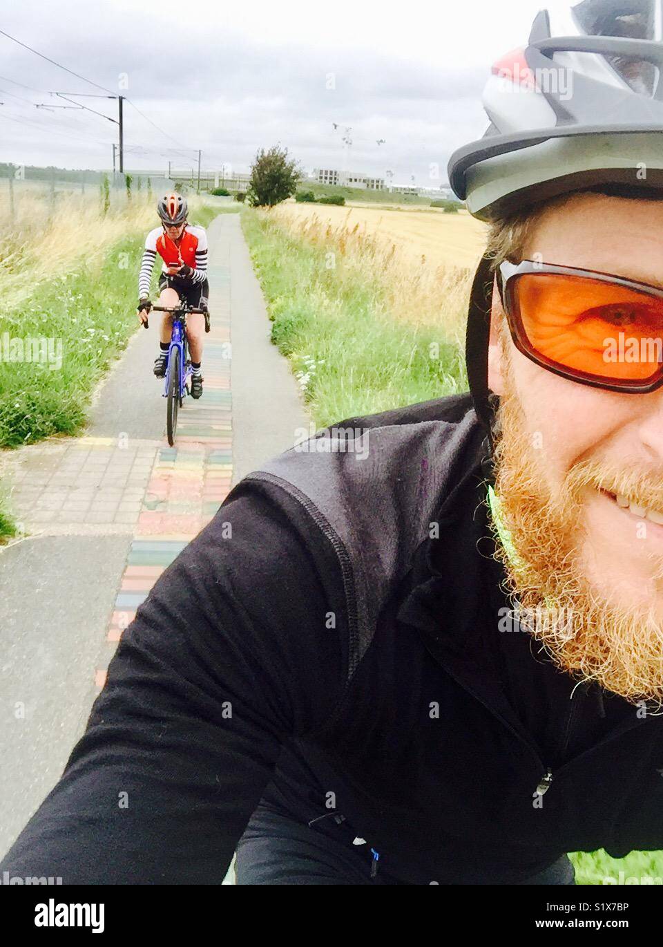 L'homme et la femme à vélo sur une piste cyclable en Angleterre Banque D'Images