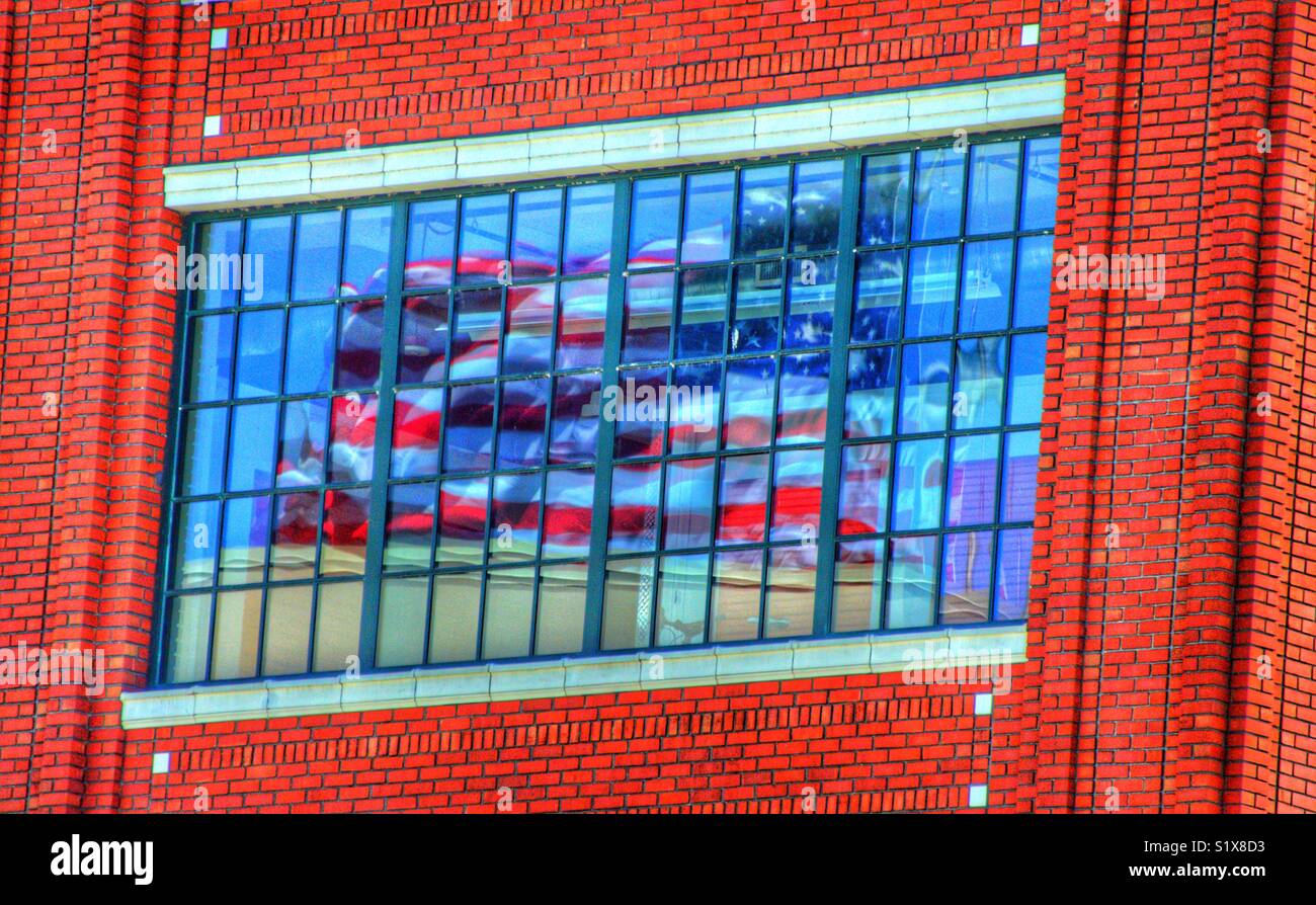 Reflet de l'United States flag dans une fenêtre sur le côté du bâtiment - Image de stock capturée avec un smartphone