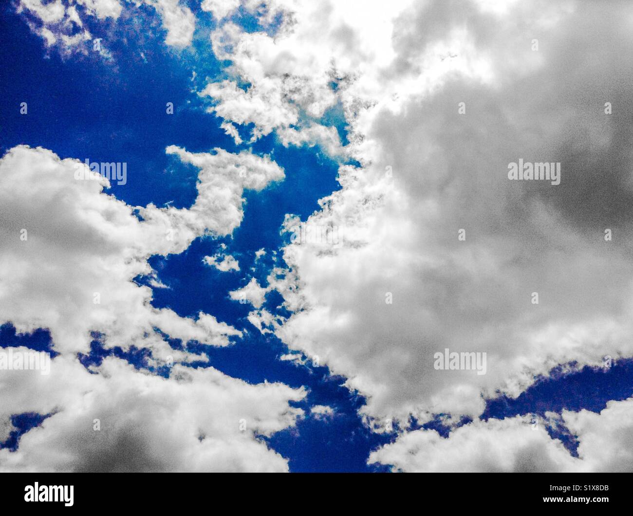 Nuages dans le ciel Banque D'Images