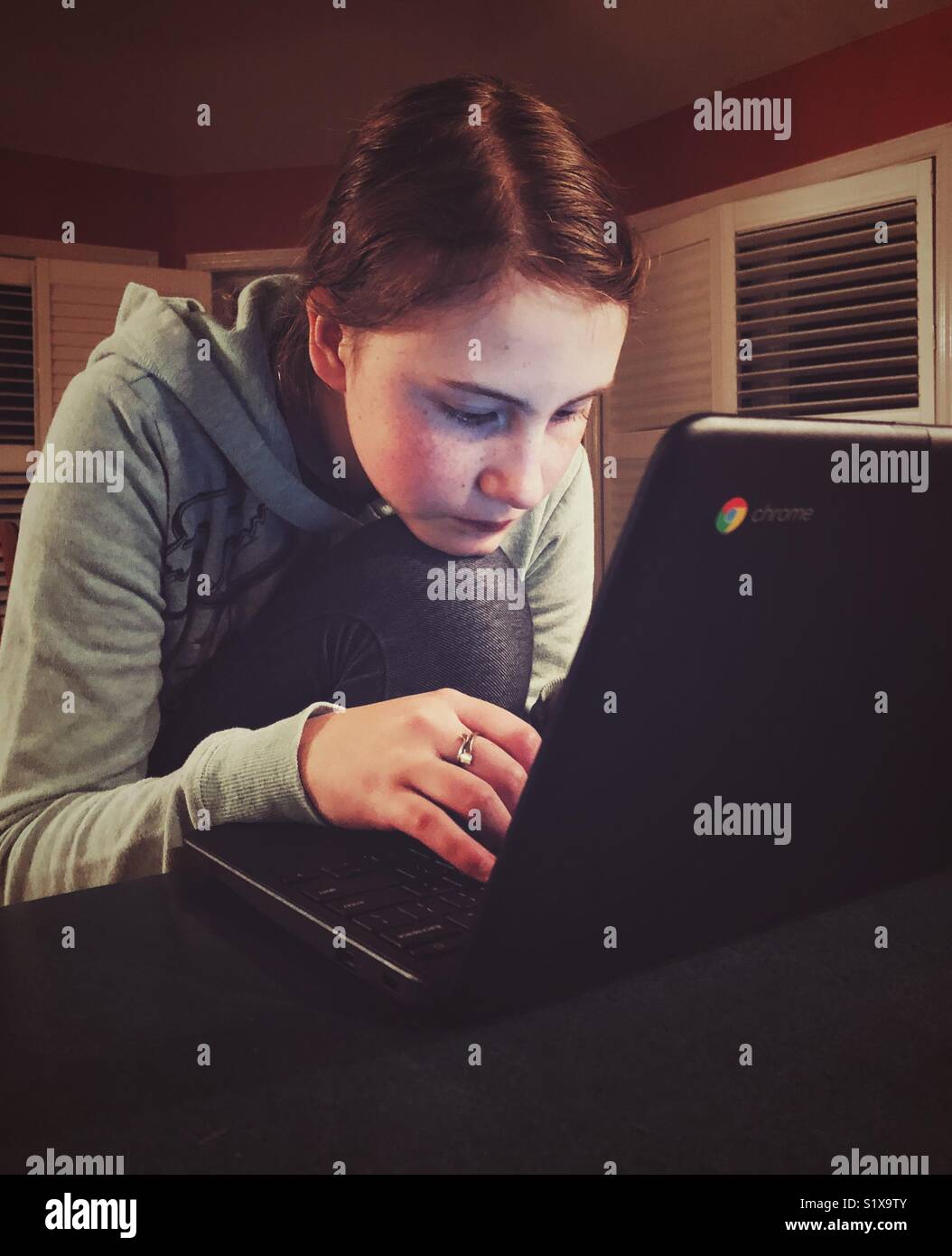 Genou de tout en faisant leurs devoirs les Chromebook Banque D'Images