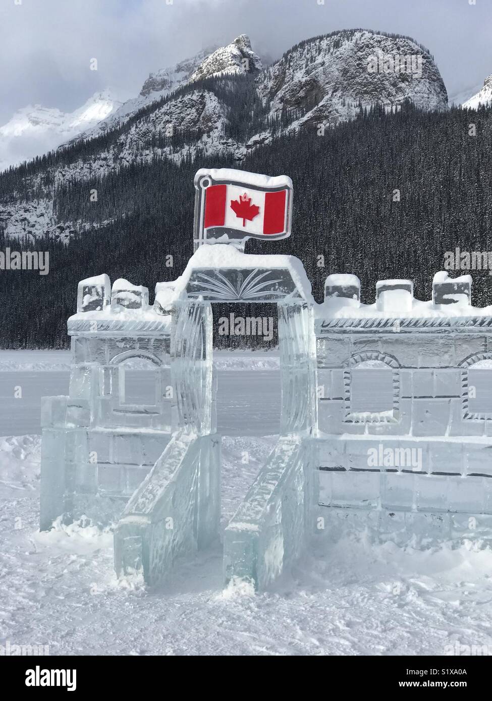Château de glace sur le lac Louise, parc national de Banff, Canada, hiver - Image de stock capturée avec un smartphone