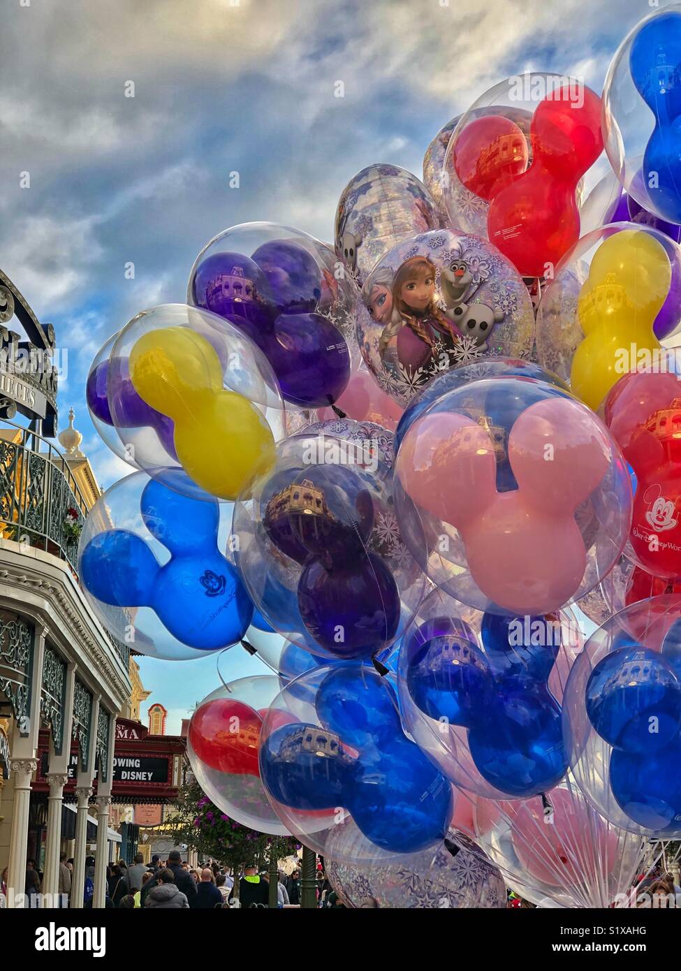 Disneyworld Orlando (Floride). Magic Kingdom, Main Street, congelé et Mickey balloons Banque D'Images