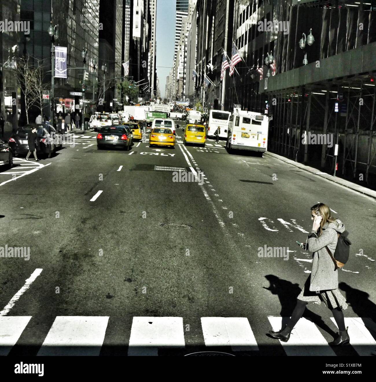 Scène de rue de la ville de New York avec girl on the phone traversent la route, NY, USA. - Image de stock capturée avec un smartphone