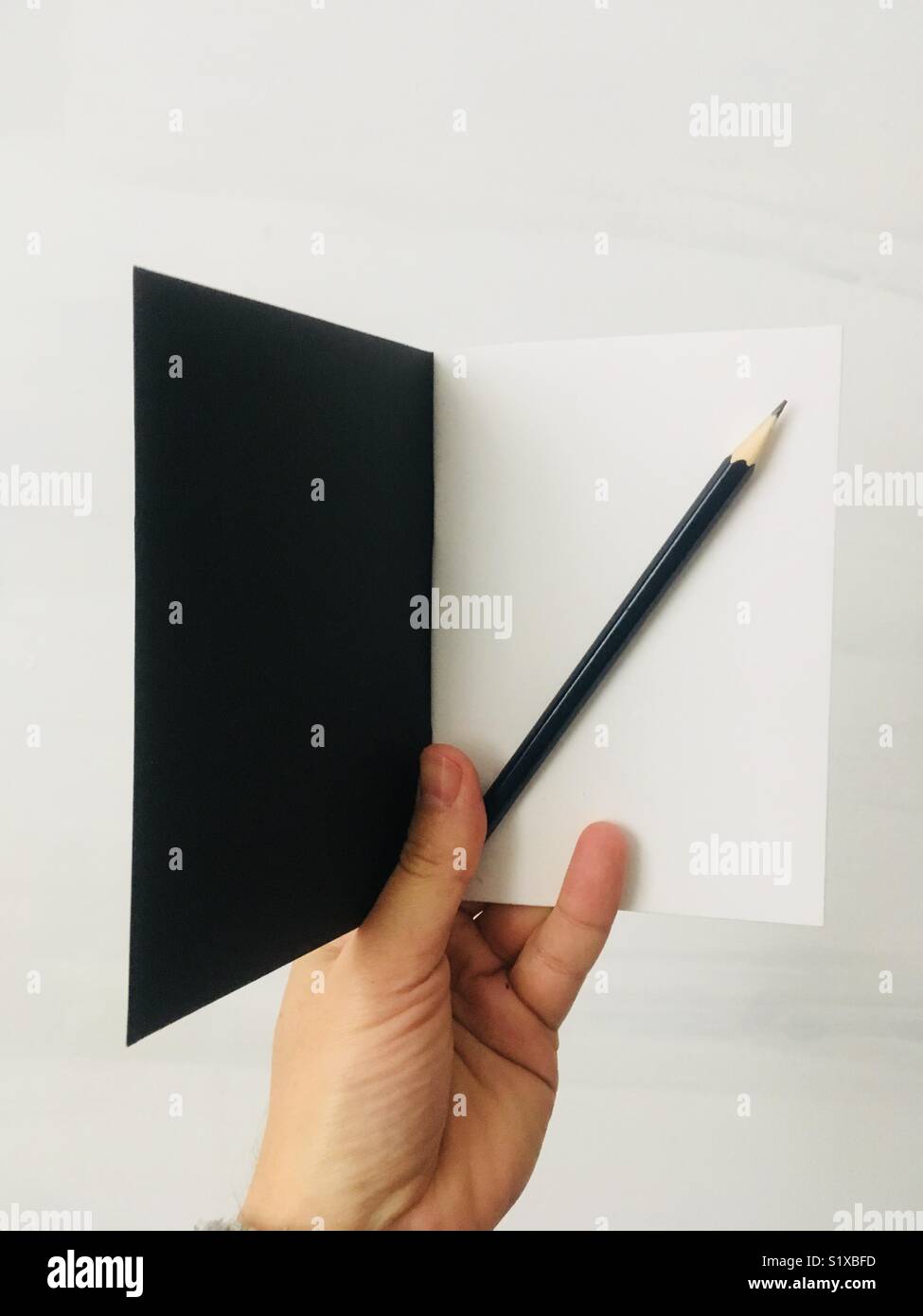 Carnet de croquis et un crayon - Image de stock capturée avec un smartphone