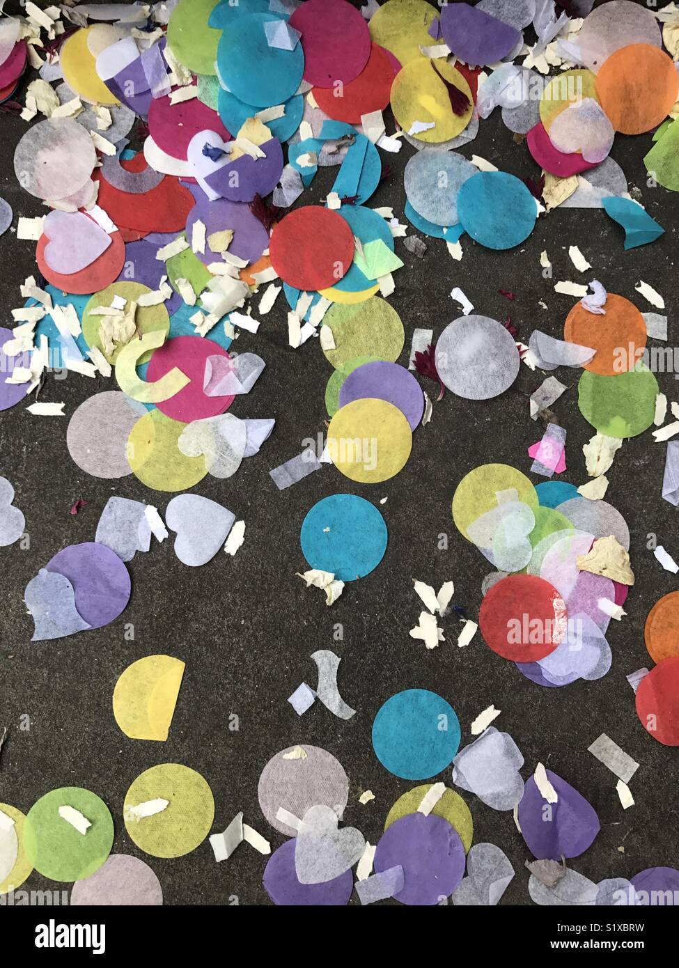 Confettis sur une rue - Image de stock capturée avec un smartphone