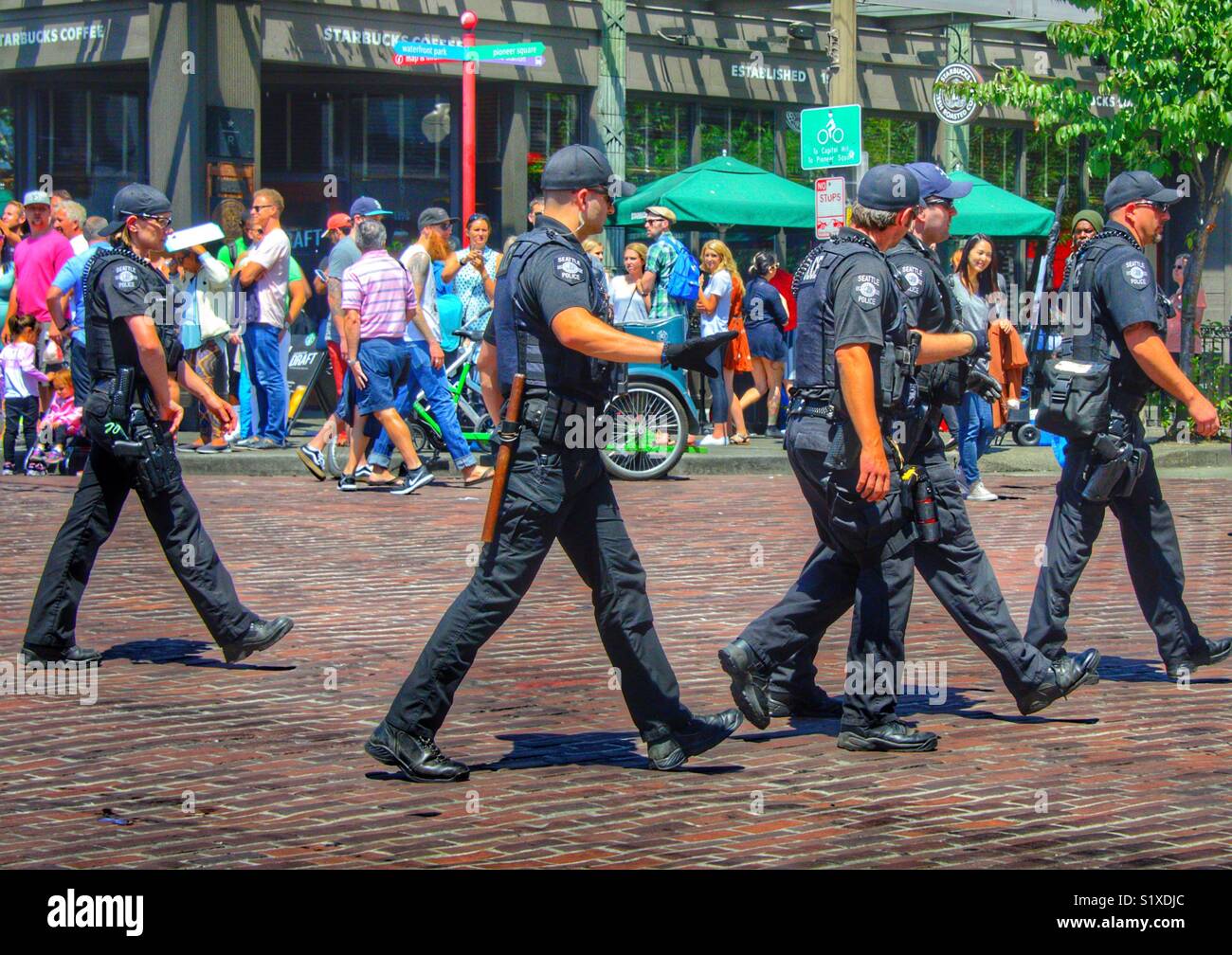 Groupe de policier de traverser la rue en marché pikes, Seattle Washington après une protestation avait marché par Banque D'Images