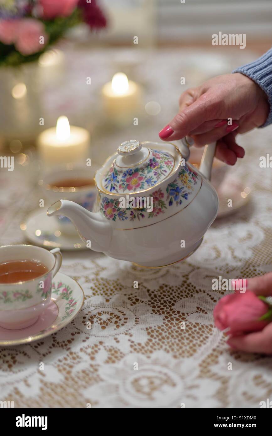Woman pouring tea du vintage chine théière Banque D'Images