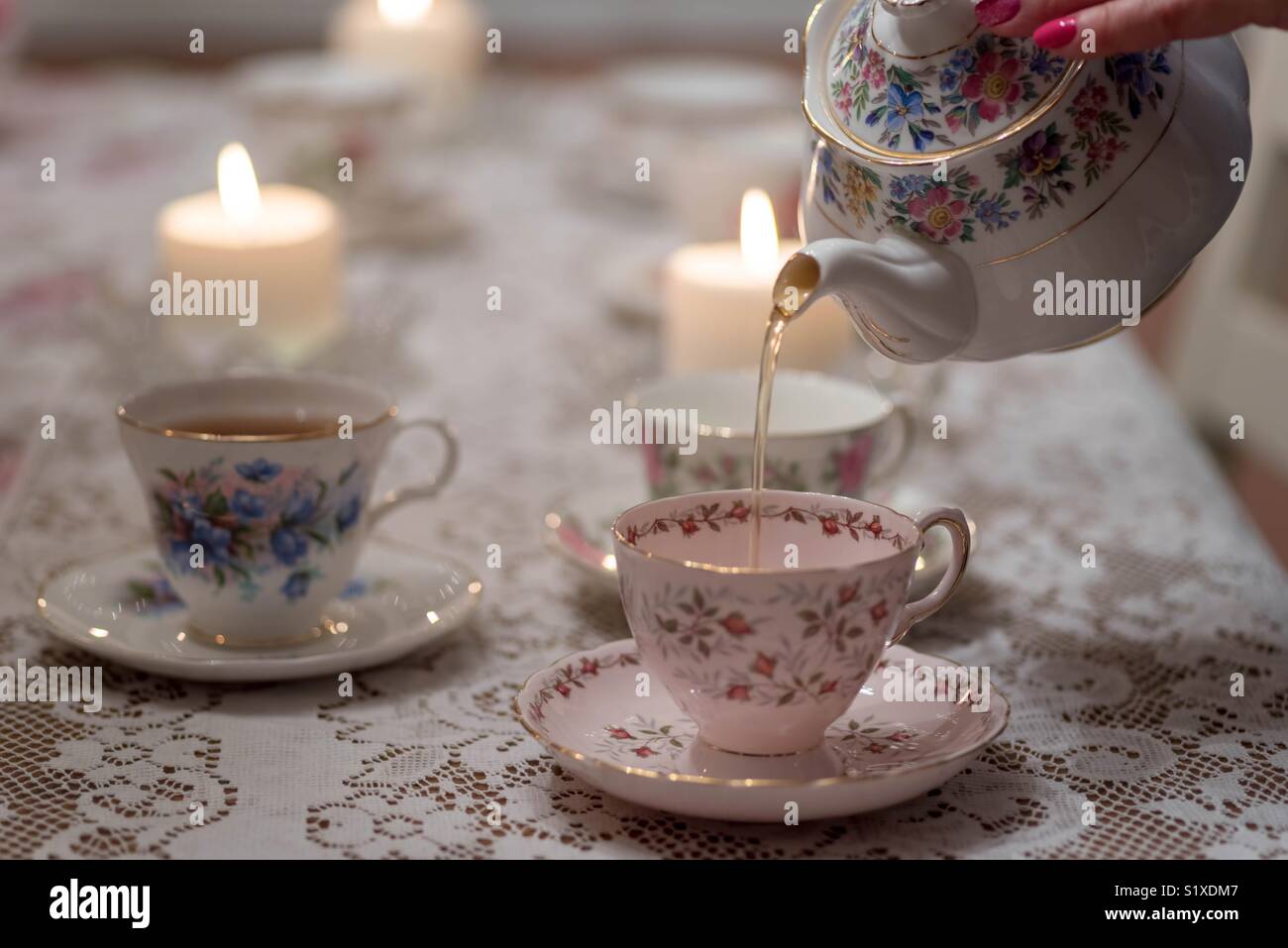 Verser le thé dans de belles tasses théière de Chine vintage Banque D'Images