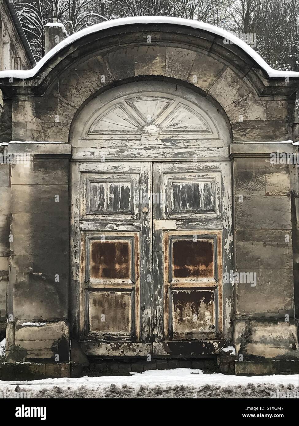 Vieille porte en bois de 3 mètres, Bougival, France Banque D'Images