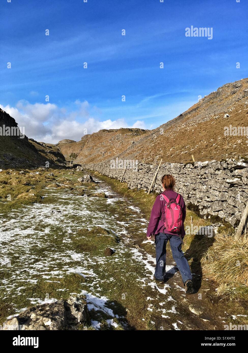 Une femme en randonnée sur Malham Lings North Yorkshire Banque D'Images