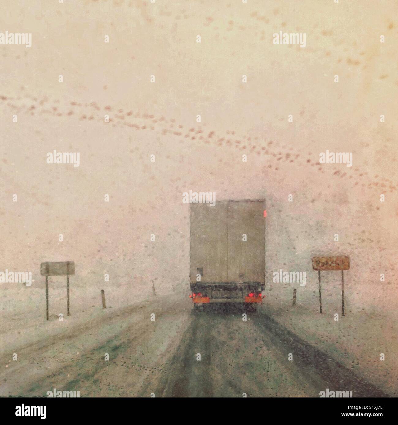 Voiture roulant dans la neige lourde. Une vue de la fenêtre avant de mauvaises conditions météorologiques Banque D'Images