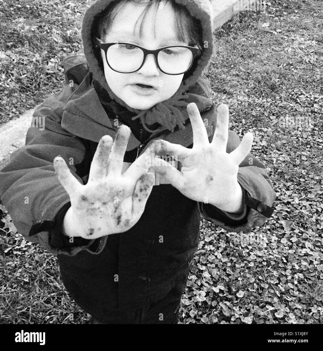 Jouer dans la terre aujourd'hui (photo de l'enfant montrant doigts sales) Banque D'Images