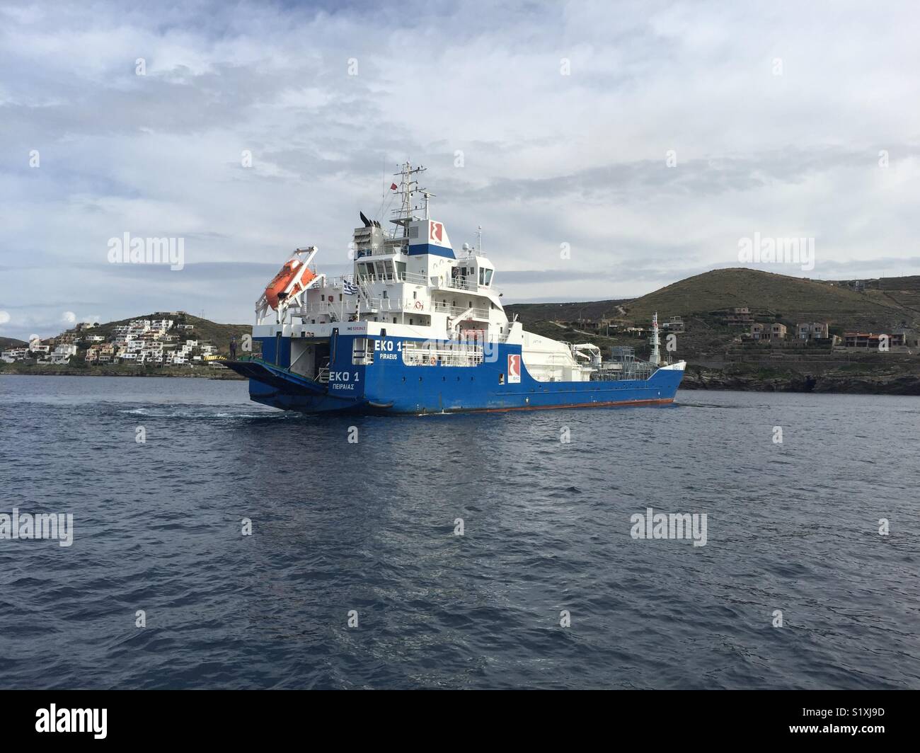 Navire de fret (Huile et essence), port de l'île de Kéa, Grèce, Galazio Kyma Banque D'Images