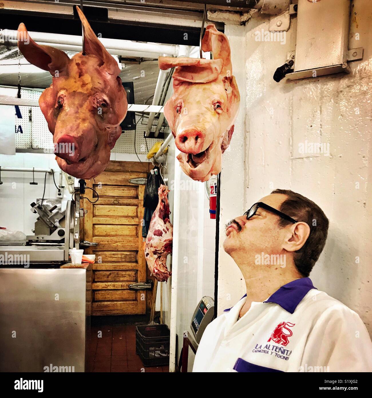 Un Boucher De La Altenita Dans Le Marche San Juan De Dios A Guadalajara Le Plus Grand Marche Couvert En Amerique Latine Pose Avec Un Humour Face Kissy A Cote De Quelques