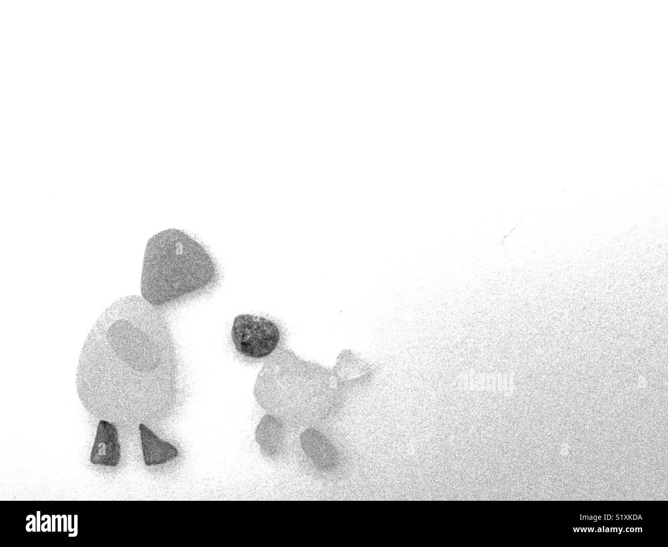 Un verre de mer scène d'une personne et un chien fait pour sembler comme la plage de sable où il a été trouvé. Banque D'Images