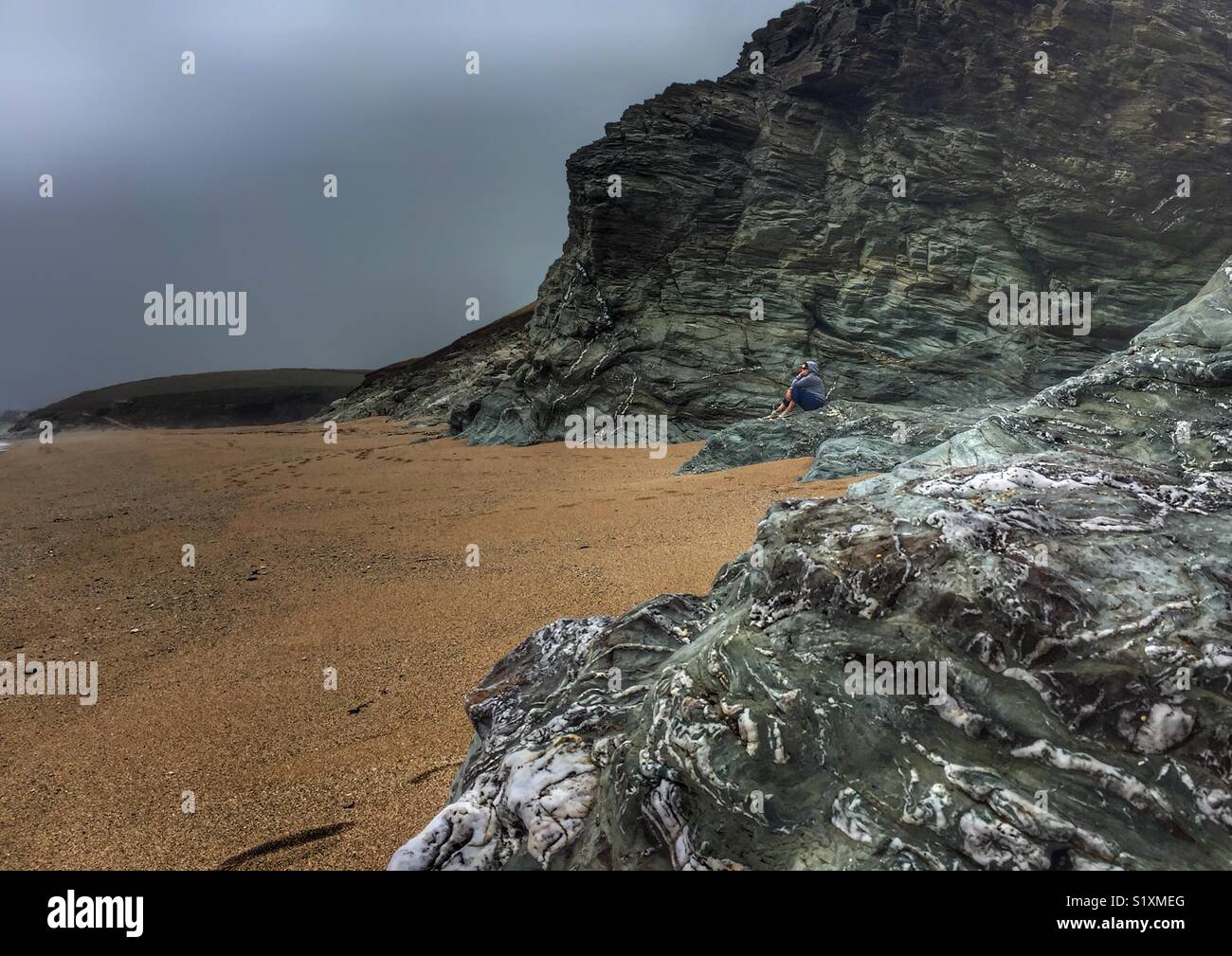 The Moody Beach Cliffs figure solitaire Banque D'Images