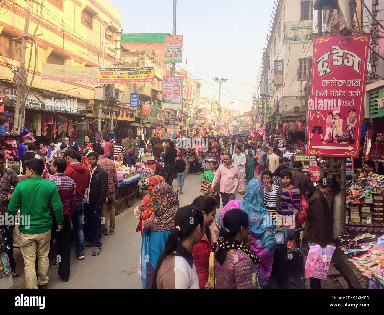 Un marché de rue animée à Varanasi, Inde Banque D'Images