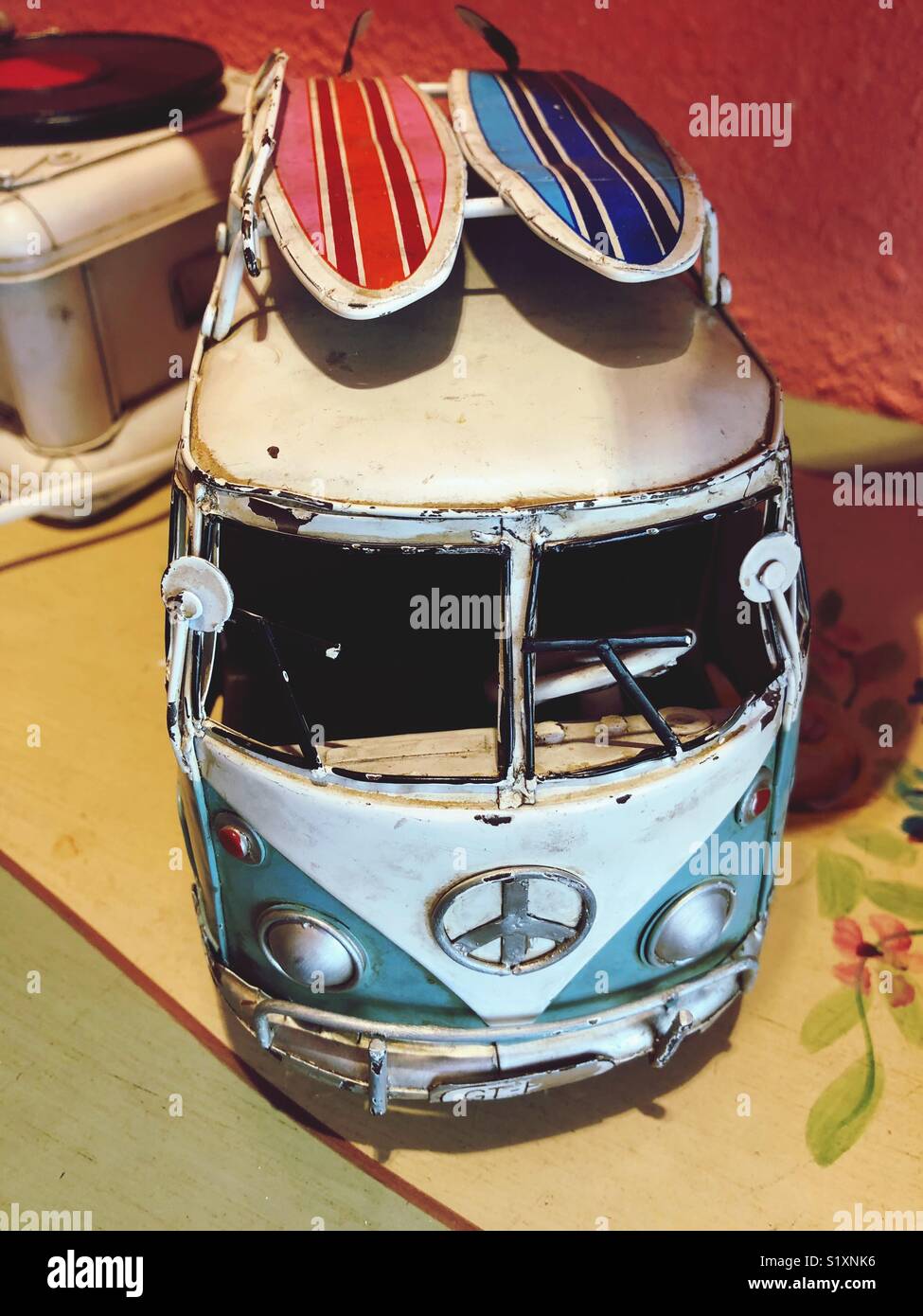 Vintage VW bus avec un signe de paix comme décoration. - Image de stock capturée avec un smartphone Vintage VW bus avec un signe de paix comme décoration. - Image de stock capturée avec un smartphone