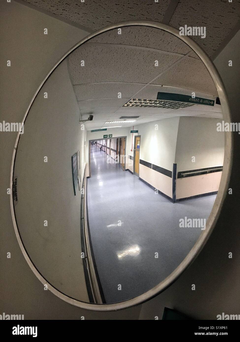 Empty hospital corridor Banque D'Images