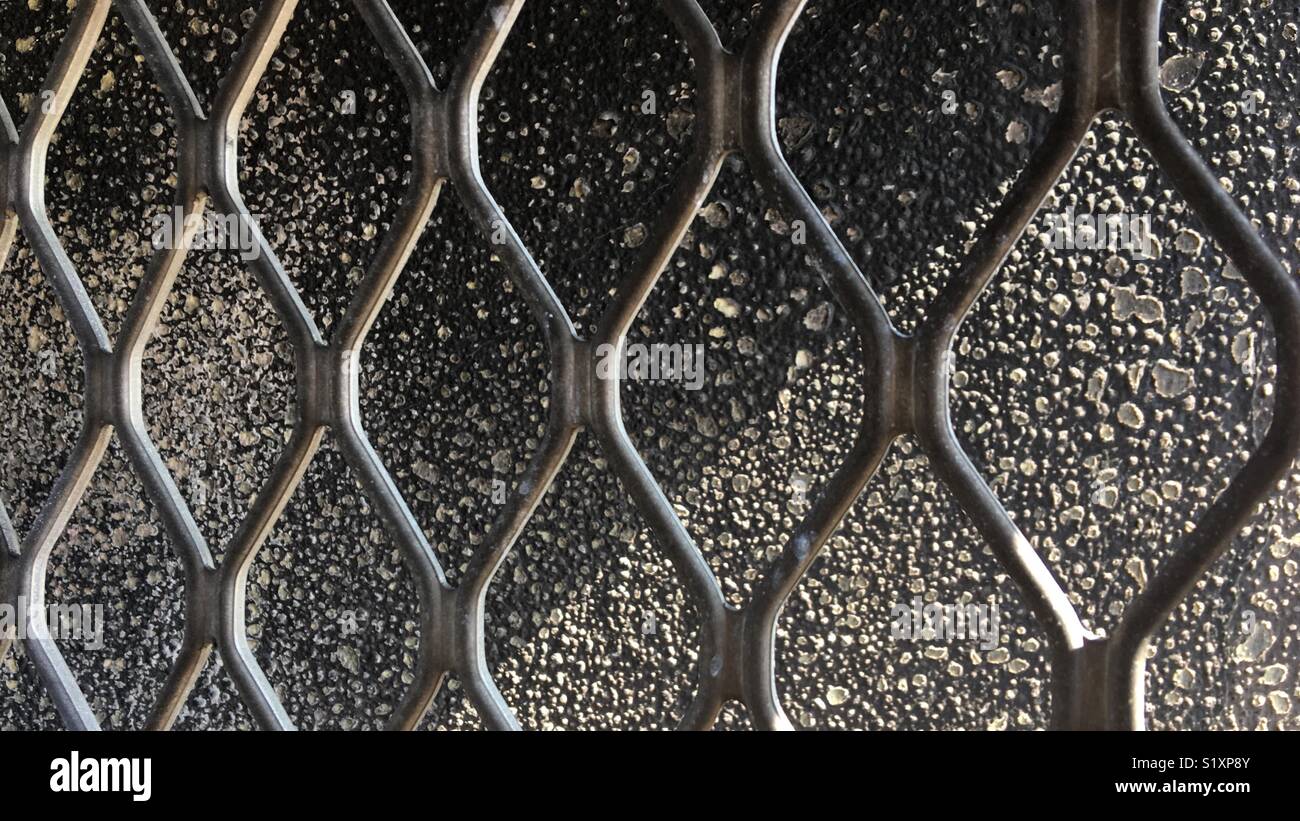 Peinture cloquée brûlé dans mur de maison détruite par les incendies de Californie. En face de la grille en métal - Image de stock capturée avec un smartphone