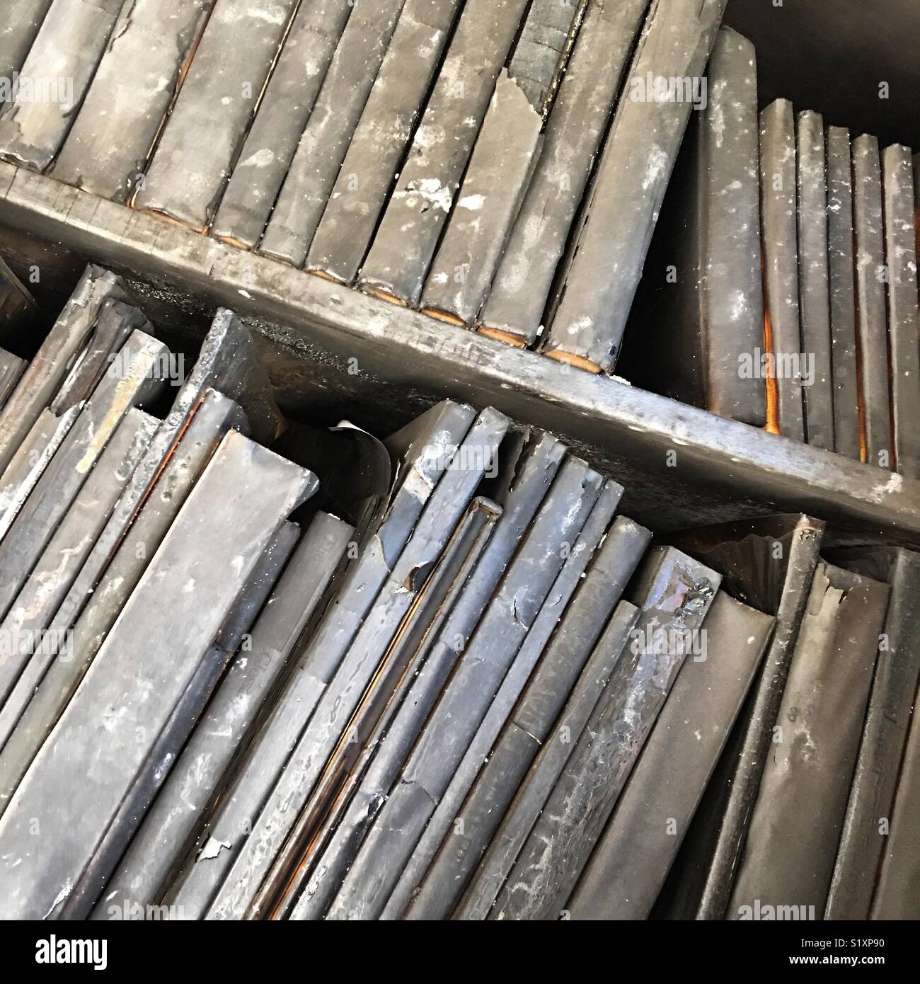 Livres brûlés dans la maison détruite par le feu en Californie - Image de stock capturée avec un smartphone