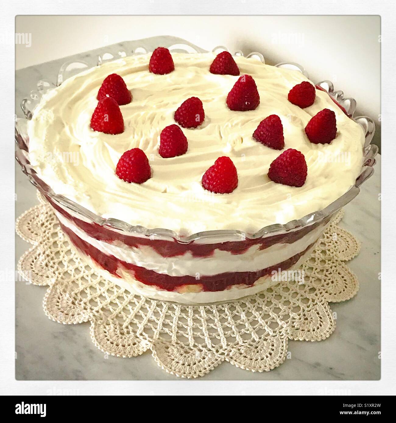 Bagatelle traditionnel anglais dessert framboise Banque D'Images