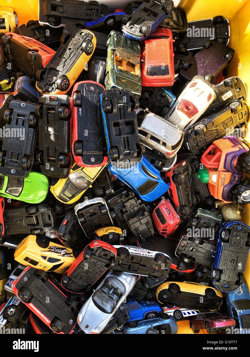 Jouet d'occasion à vendre voitures - Image de stock capturée avec un smartphone