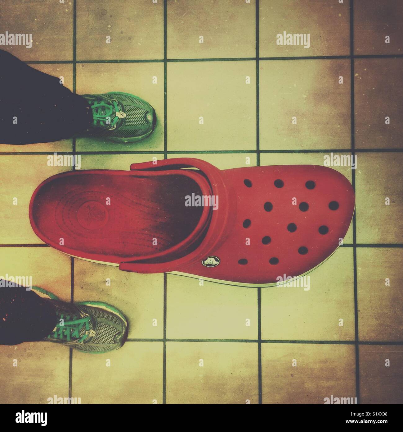 Chaussure Crocs géant Photo Stock - Alamy