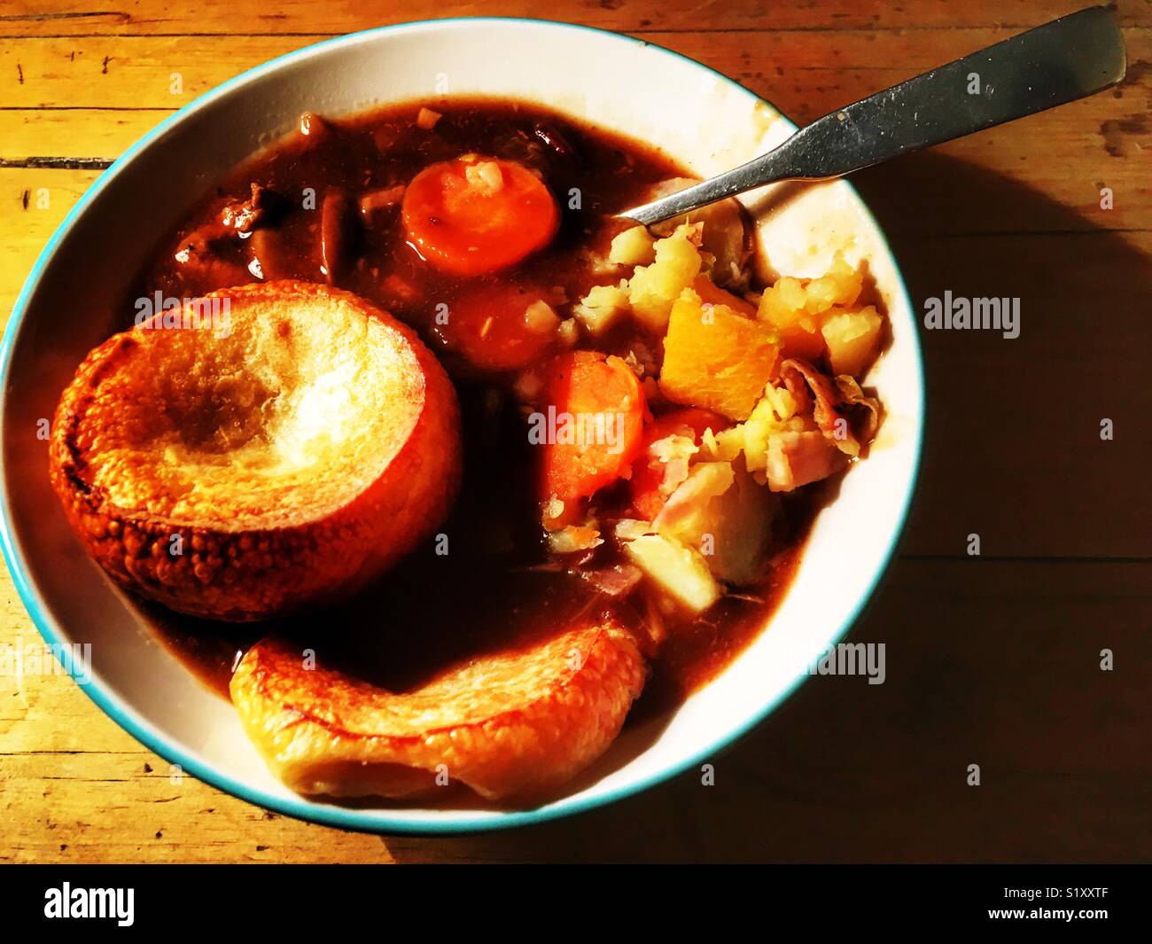 Ragoût de boeuf maison avec des pommes de terre les carottes et Yorkshire puddings - Image de stock capturée avec un smartphone