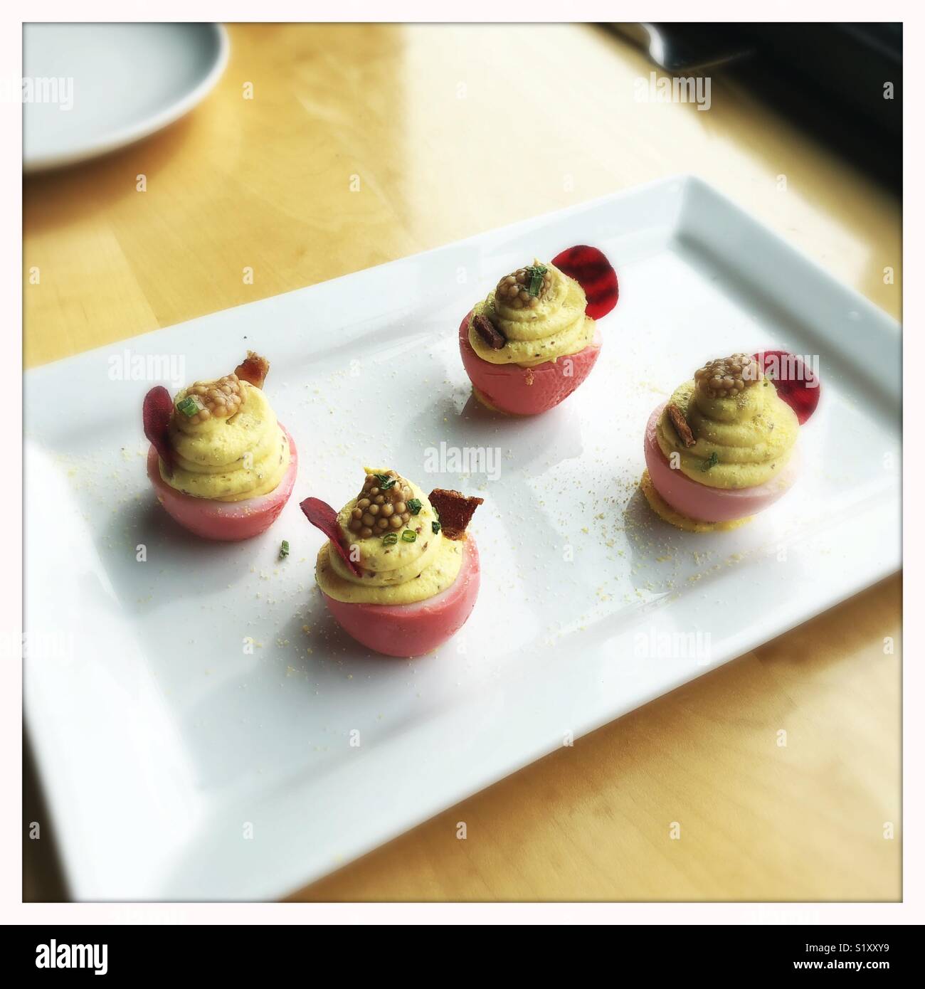 Imbibé de betteraves Oeufs farcis au brunch - Image de stock capturée avec un smartphone