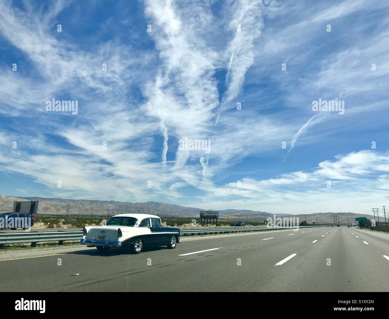 Sur l'autoroute voiture ancienne - Image de stock capturée avec un smartphone