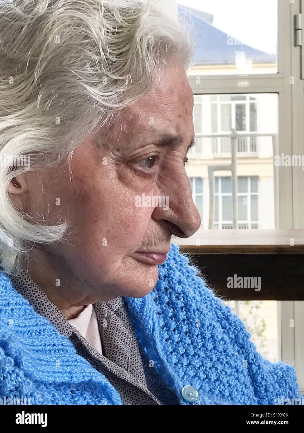 Portrait de profil de vieille dame. - Image de stock capturée avec un smartphone