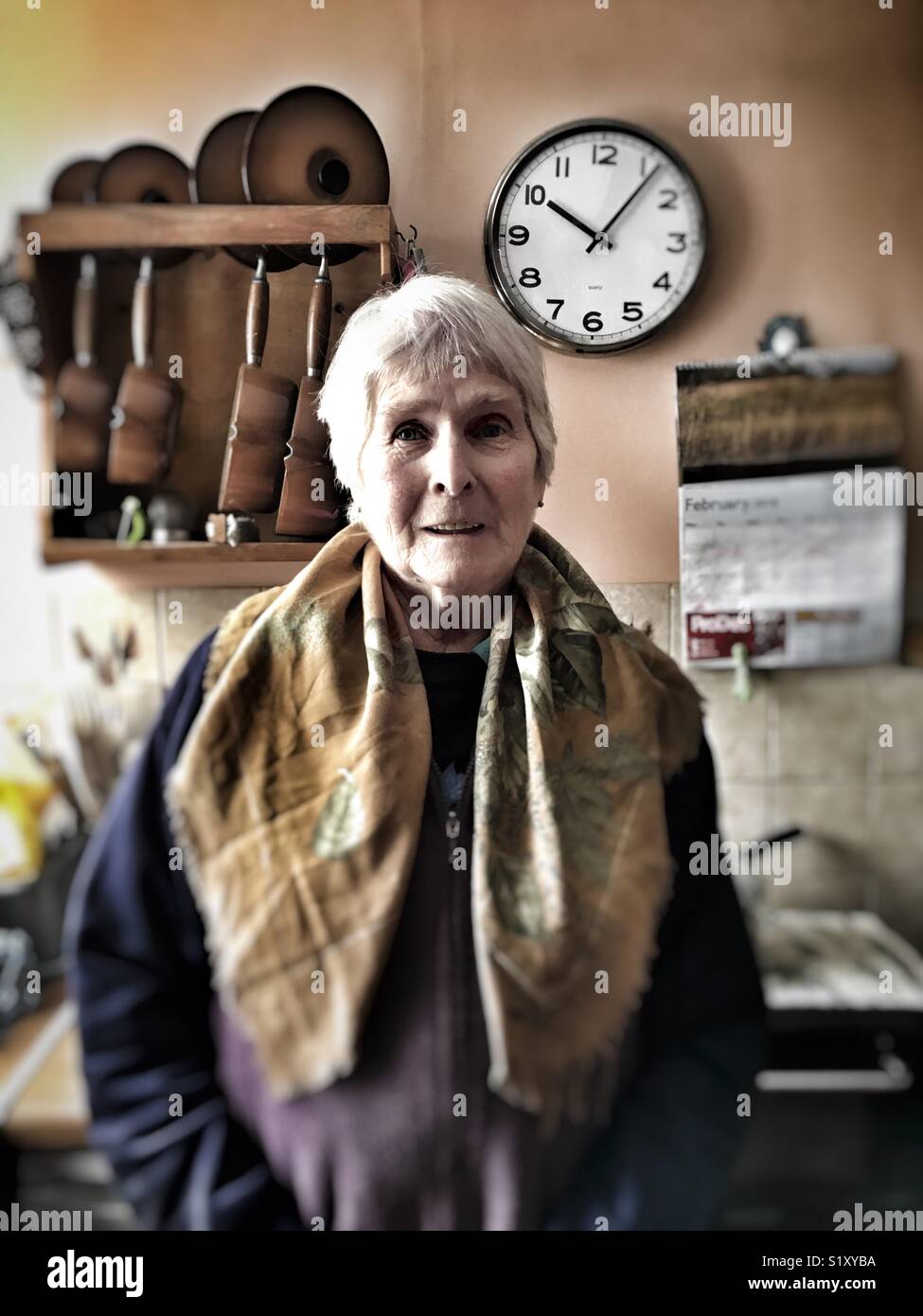 Femme âgée vivant seule, UK - Image de stock capturée avec un smartphone